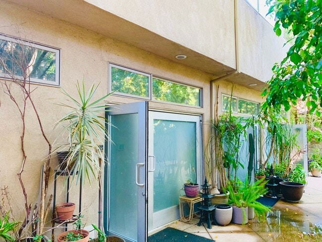 Building Photo - Home-Sweet-Home Vibe in Harper Ave! Unit 747 N. Harper Ave. - A