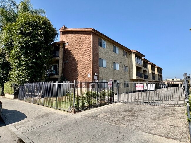 Building Photo - 8505 Columbus Ave Unit 106