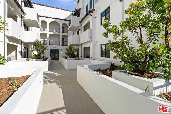 Photo - 5020 Woodman Ave Unit 317