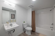 2BR, 2BA - 650SF - Bathroom - 5300 Crenshaw