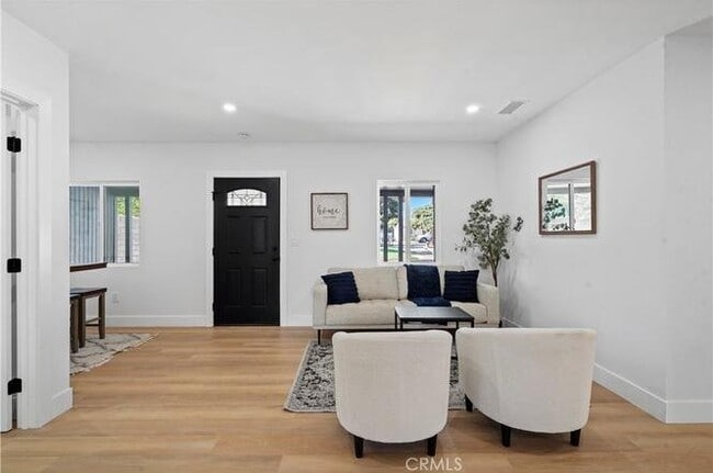 Photo - 856 Newton St