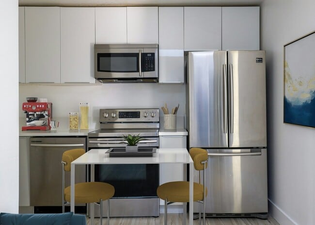 Building Photo - 850 N Van Ness Ave Unit 2