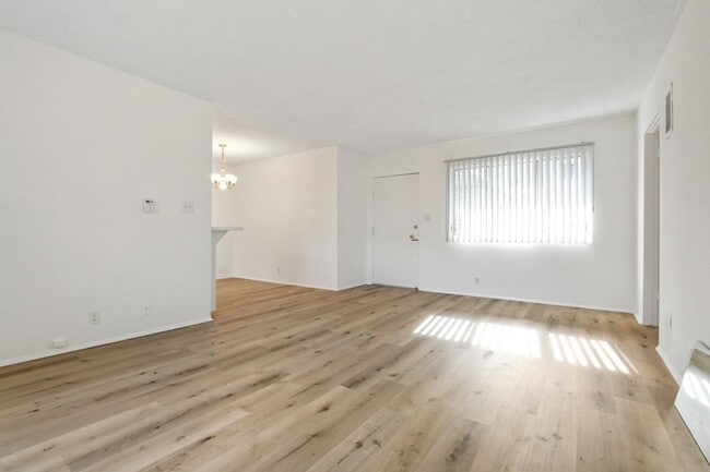 Photo - 744 S Windsor Blvd Unit 08