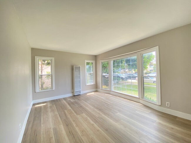 Living room - 2620 S Barrington Ave Unit 2620