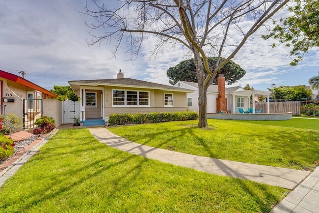 Building Photo - Cute-as-a-Button Coronado "Palmer" Home in a Fabulous School-Side Location – Coronado Village
