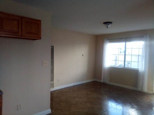 Building Photo - 2106 S Ridgeley Dr Unit 3