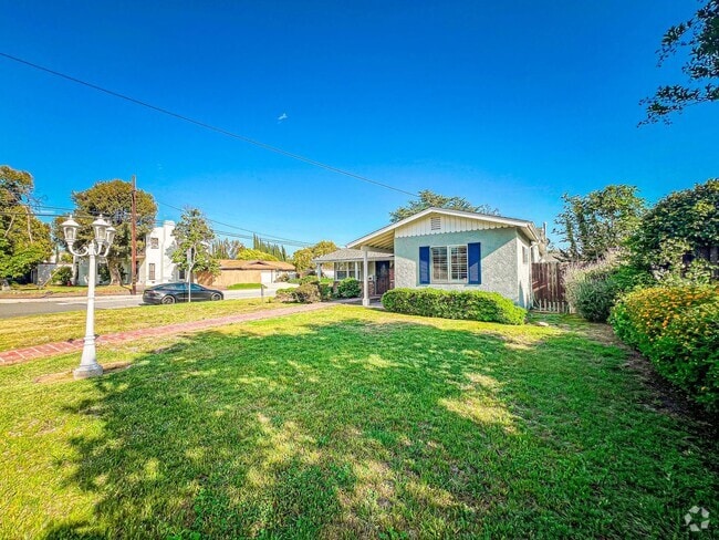 Building Photo - La Rosa Unit House
