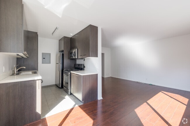 1 BR, 1 BA - 630SF - 8008 Norton Ave
