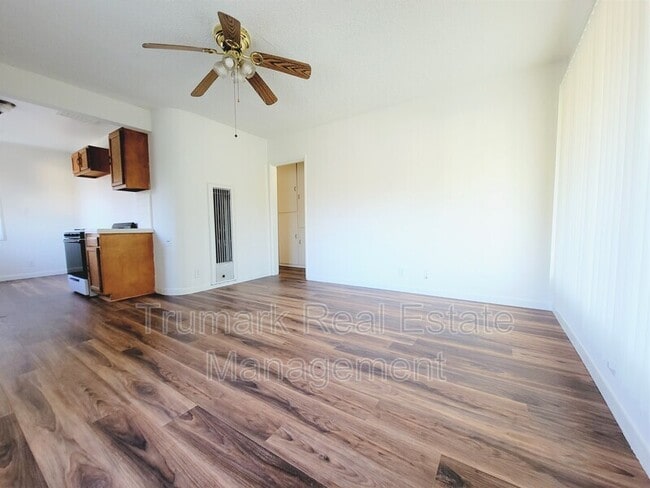 Building Photo - 512 Irving Ave Unit D