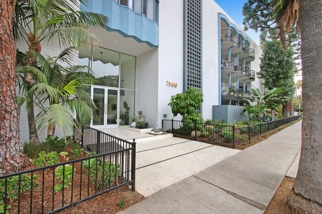 Building Photo - Spacious & Bright 3BR Condo with Bonus Room, Secured Parking & Hollywood History! Unit 406