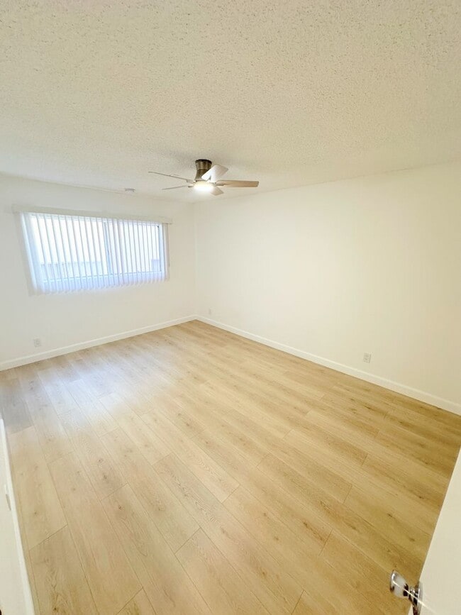 Photo - 3 PEAT - Huge, spacious, enormous - 2BD/2BA with parking. Chatsworth Adjacent! Unit #3