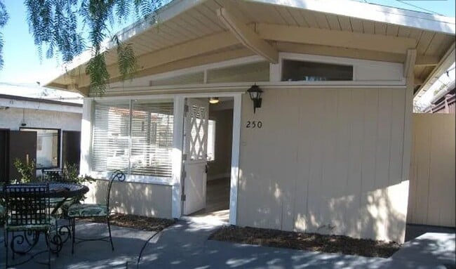 Building Photo - Fantastic updated studio with ocean views from patios