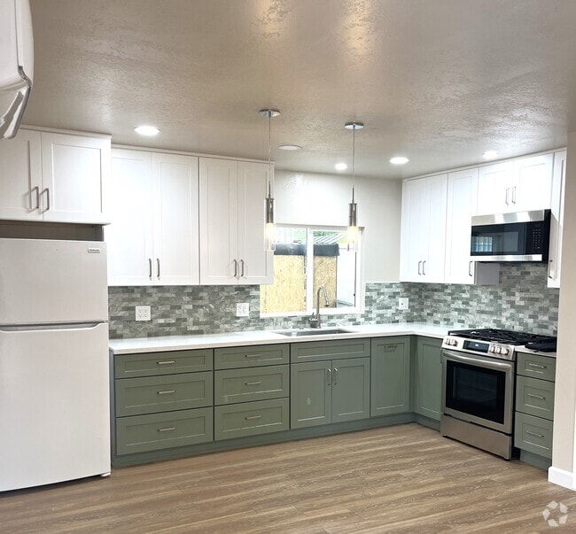 Building Photo - 4747 Oregon St Unit B Rental