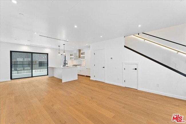 Photo - 1410 1/2 N Poinsettia Pl