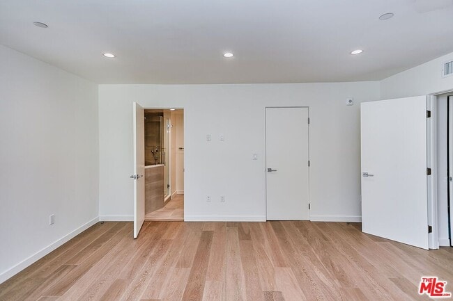 Photo - 328 N Maple Dr Unit 303