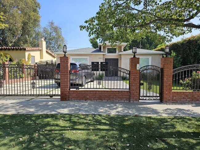Photo - 1646 S Wooster St House
