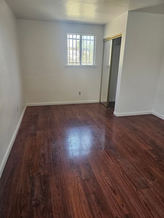 Photo - 915 E 111th Dr