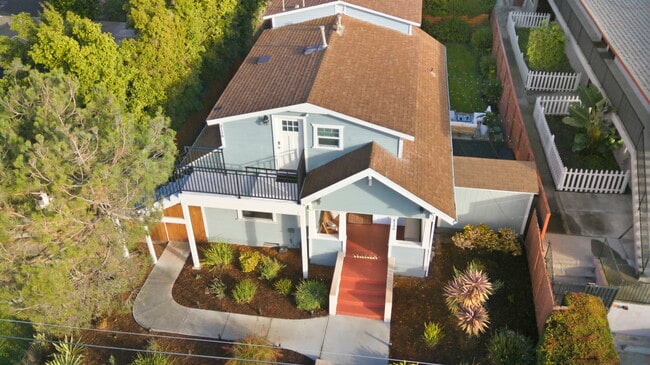 Building Photo - 3136 Grape St Unit 3136 (Main Floor )