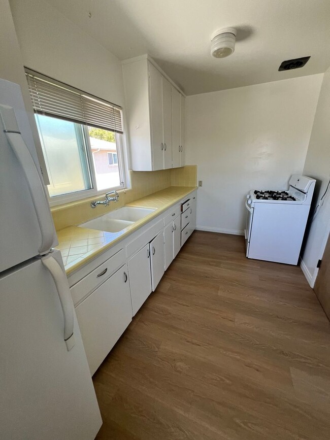 Building Photo - Midtown Ventura - 1 bedroom, 1 bathroom up... Rental