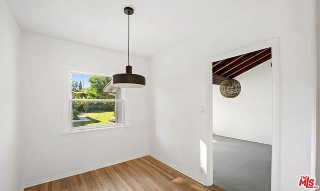 Photo - 15440 Dickens St