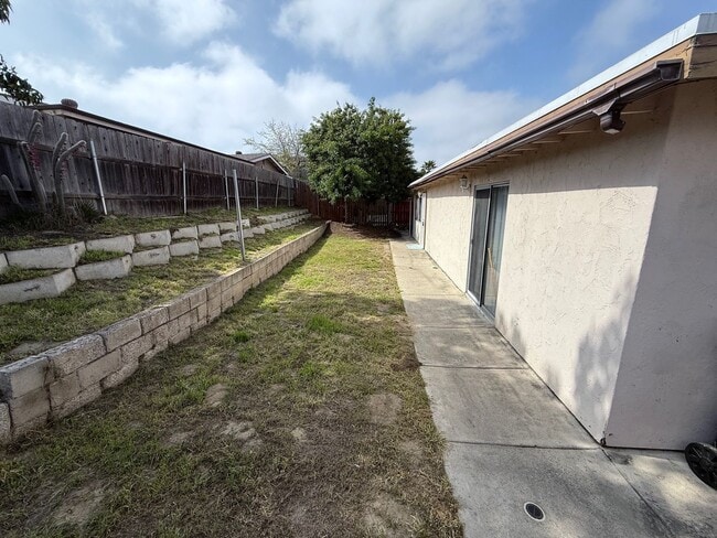 Building Photo - 1561 Olive Ave Unit A