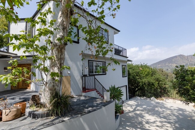 Photo - Beautiful Hollywood Hills Home For Lease!