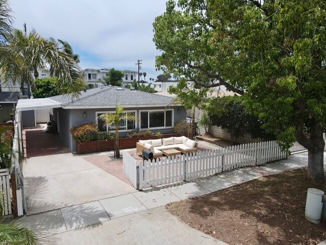 Building Photo - Classic Carlsbad Beach Bungalow