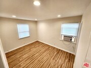 Photo - 947 Victoria Ave