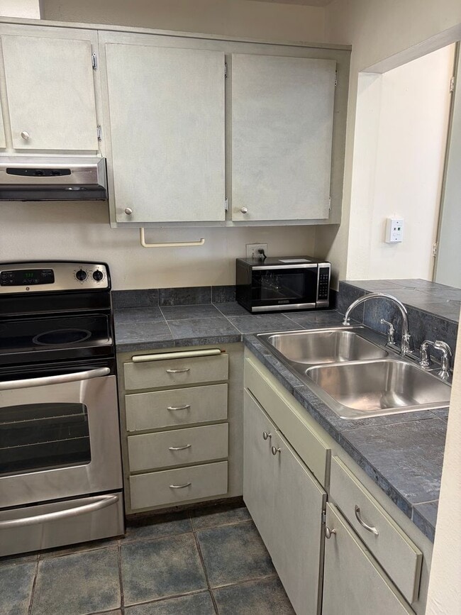 Photo - 3266 Ashford St