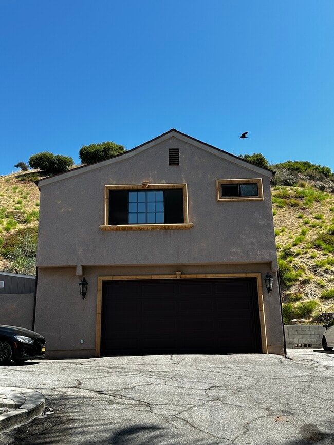Guesthouse above garage - 8532 Vine Valley Dr