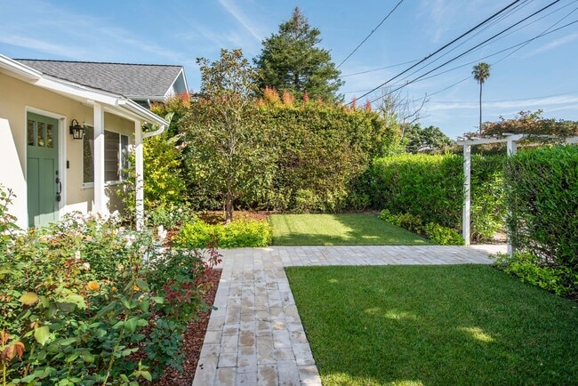 Building Photo - Spacious 3bd/2.5bth Remodeled Mesa Home!