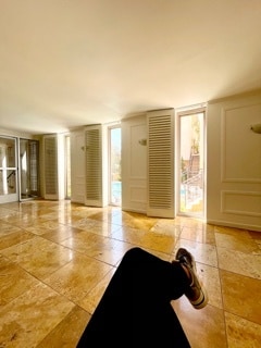 Lounge area w/ pool view - 1000 S Westgate Ave