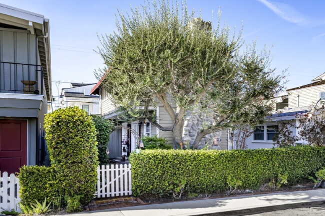 Building Photo - "Charming 4-Bedroom Classic Cottage & Cozy Fireplace in heart of Balboa