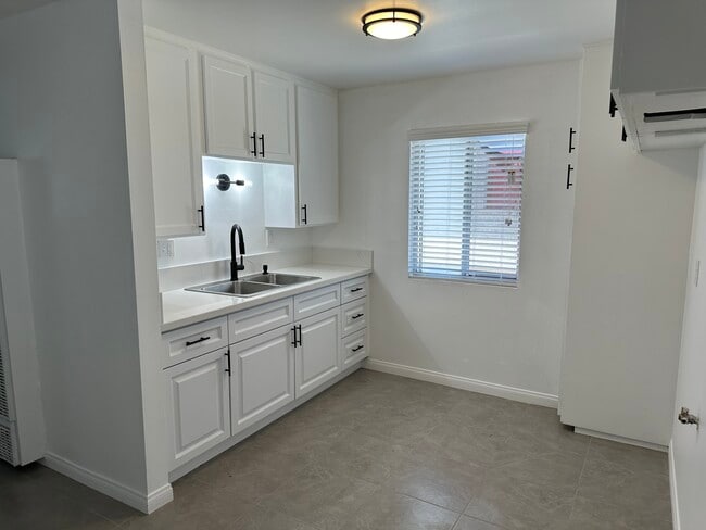 Building Photo - 1001 N Gay St Unit 4