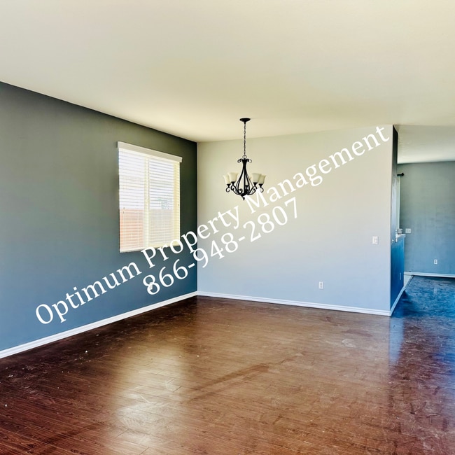 Photo - Modern Elegance and Comfort!