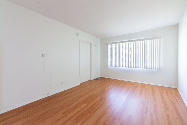 Photo - 667-669-669 Levering Ave Unit 2