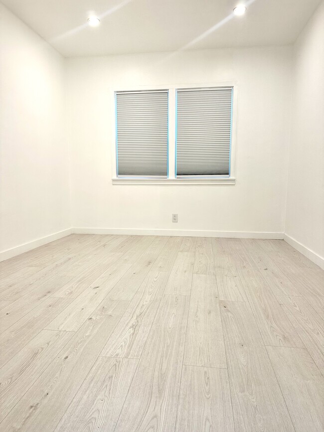 Photo - 742 Earlham St Unit 744