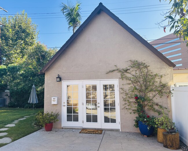 Building Photo - 8422 W 4th St Unit 8424 West 4th Street