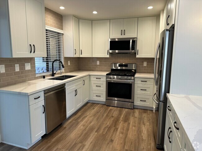 Building Photo - 400 S Flower St Rental