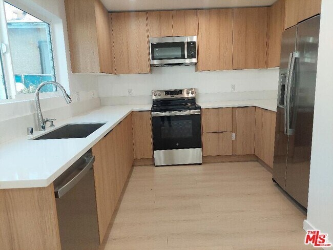 Building Photo - 130 W 59th Pl Unit 130 Rental