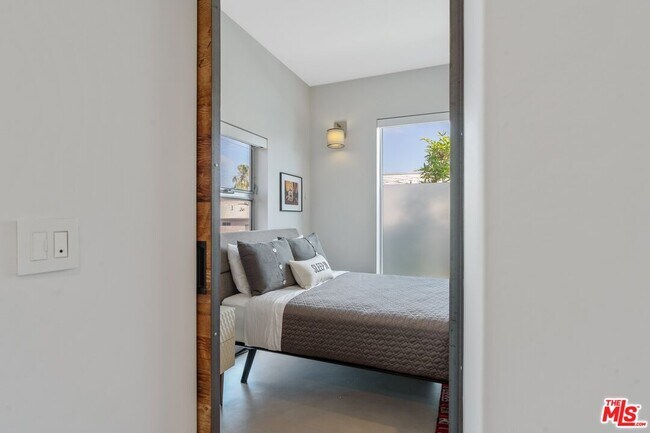 Photo - 611 N Bronson Ave Unit 6