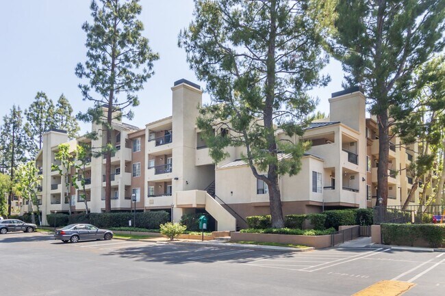The Met Warner Center 1+1 in a great location - The Met Warner Center 1+1 in a great location Condo Unit 126