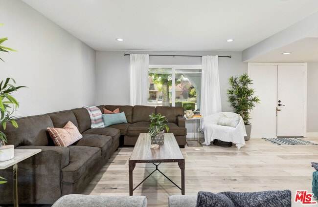 Photo - 628 Royalview St