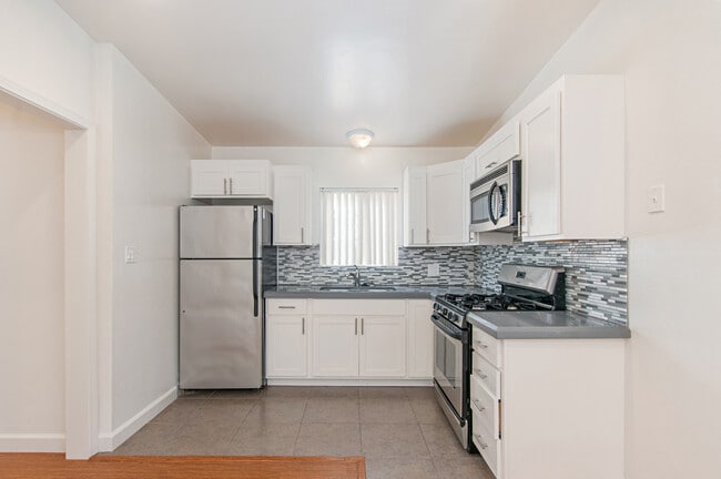 Photo - PERFECTLY LOCATED 2 BD/1 BA UPSTAIRS APART... Unit 3876.5 Haines Street