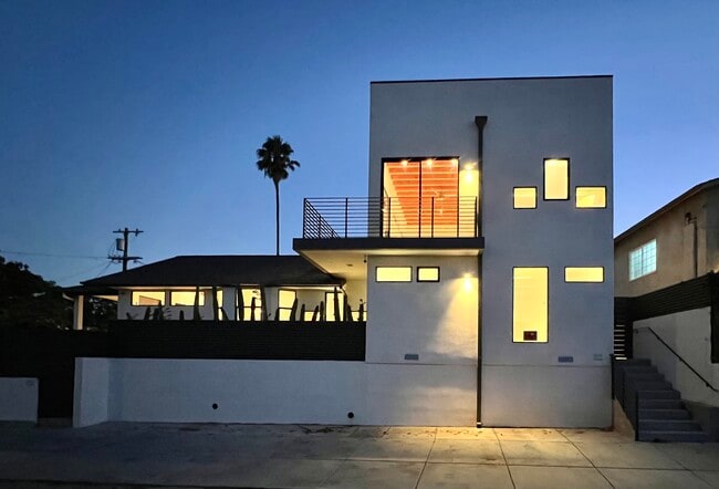 Building Photo - 2076 Blake Ave Rental
