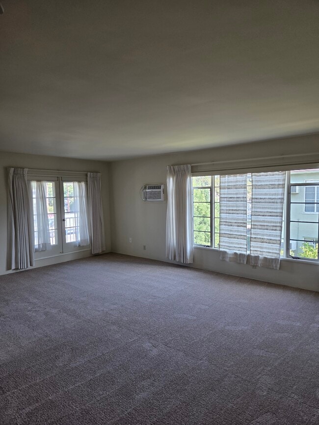 Photo - 5854 Woodman Ave