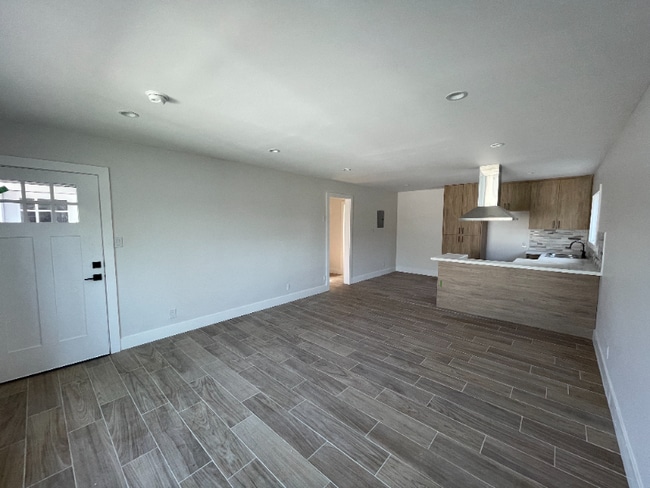 Building Photo - 7337 Woodley Ave Rental