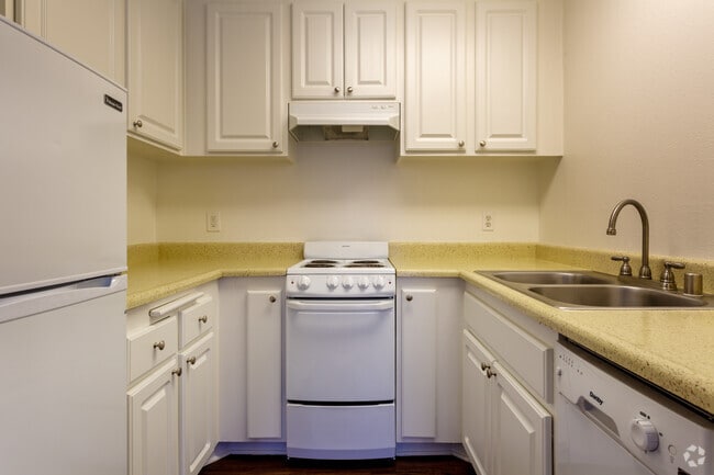 2BR, 2BA - 786 SF - The Huntington Breeze