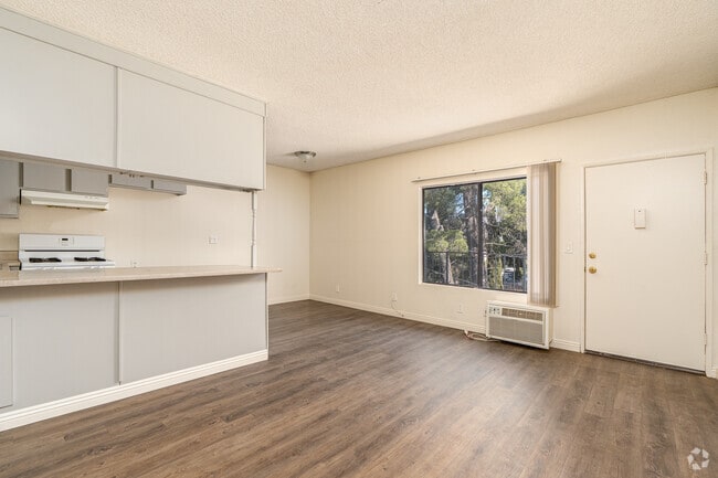 1BR, 1BA - 546SF - Living Room - 10210 Mountair Ave