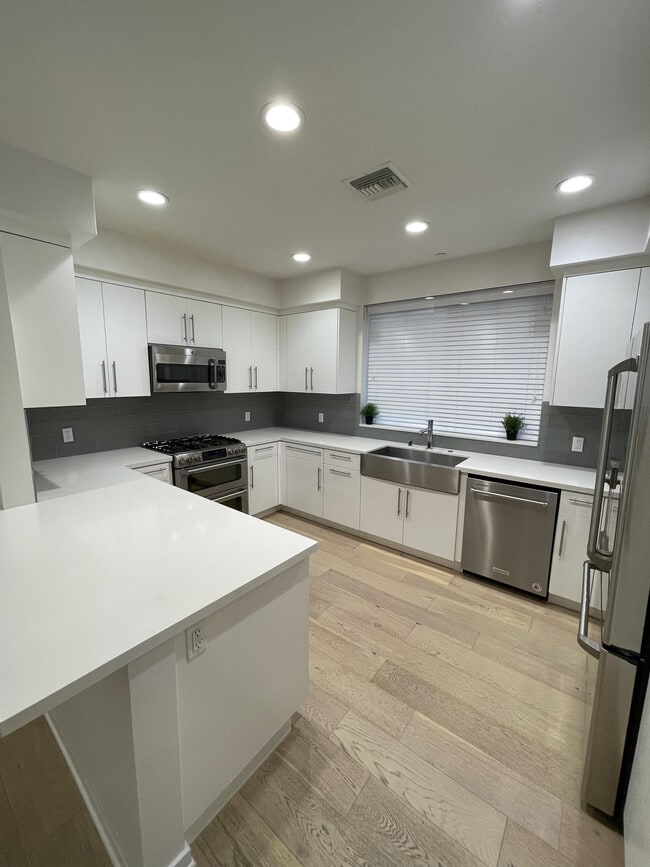 Photo - 4240 Laurel Canyon Blvd